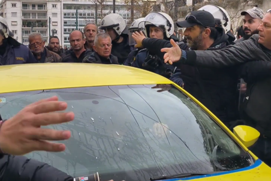 Ένταση στο Σύνταγμα: Ταξιτζήδες επιτέθηκαν σε συνάδελφό τους που δεν απεργούσε [βίντεο]